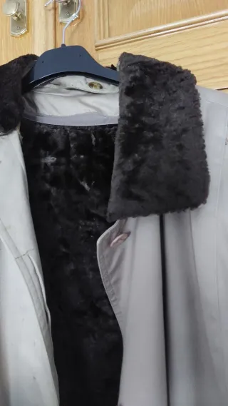 Abrigo gabardina gris y negro