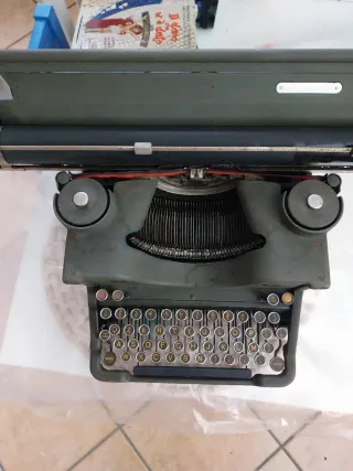 Macchina da scrivere Olivetti
