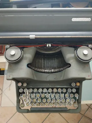 Macchina da scrivere Olivetti