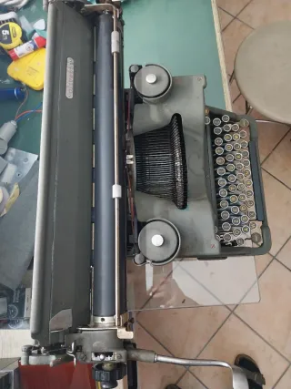 Macchina da scrivere Olivetti