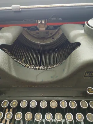 Macchina da scrivere Olivetti