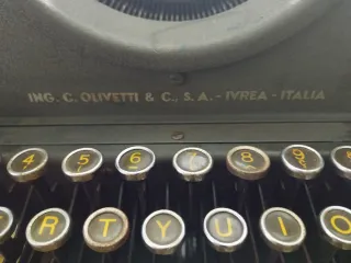 Macchina da scrivere Olivetti