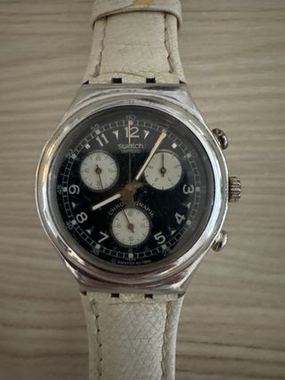 Reloj Swatch Chronograph Negro Correa Blanca