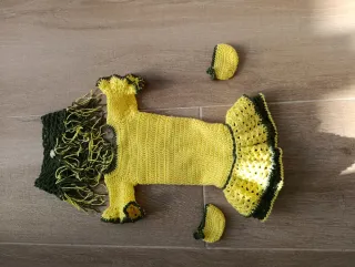 Vestido amarillo Nancy con zapatitos y tocado