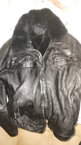 Chamarra de cuero negra para hombre