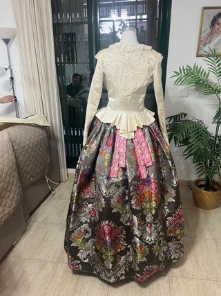 Traje de Fallera falda gris y corpiño blanco