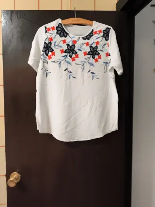 Blusa blanca bordada flores