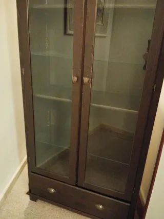 Armario de madera con puertas de cristal