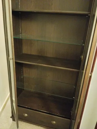 Armario de madera con puertas de cristal