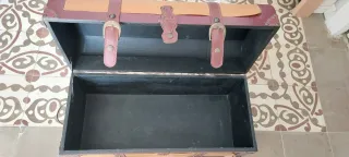 Baúl decorativo marrón y granate