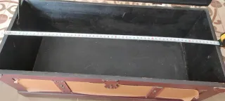 Baúl decorativo marrón y granate