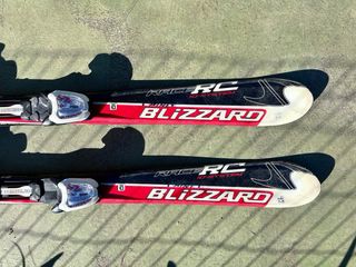 Esquís niño niña bastones y botas de regalo.