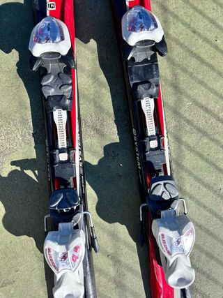 Esquís niño niña bastones y botas de regalo.