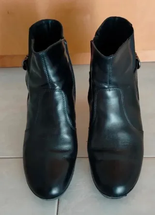 Stivaletti neri con tacco e fibbia,comodi e caldi