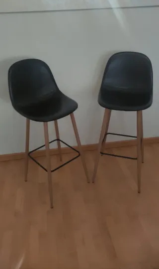 2 Taburetes JYSK Cuero y Madera