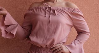 Blusa rosa hombros descubiertos