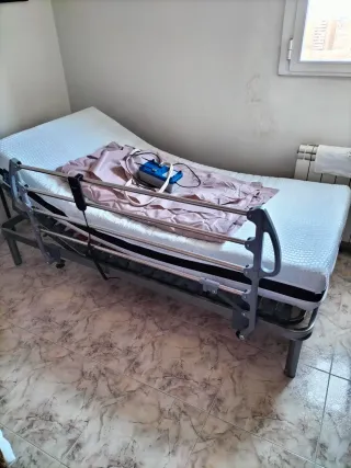 Cama articulada con el colchón antiescaras