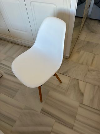 Silla blanca diseño moderno