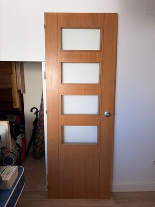 Puerta de madera con 4 cristales