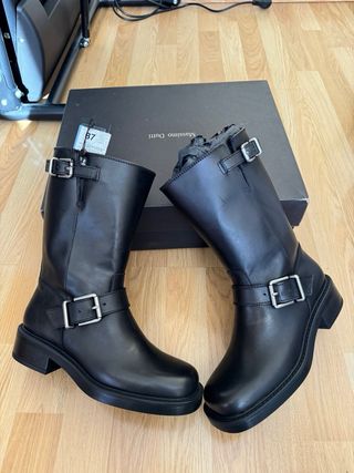 Botas de cuero negras con hebilla