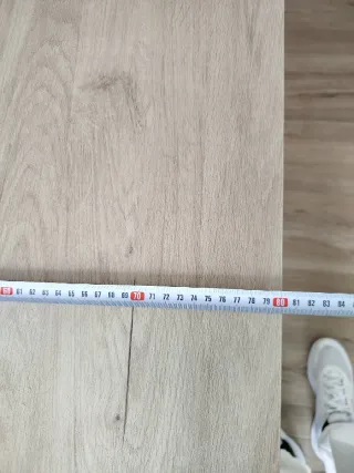 Mesa de comedor o salón color madera