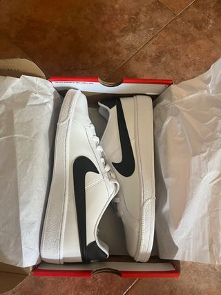 Nike Court Royale Blancas y Negras