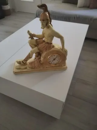 Figura romana con reloj