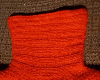 Maglione rosso collo alto in lana