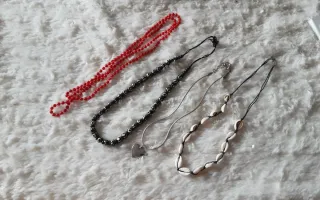 Lotto bigiotteria: collane, bracciali e cavigliera