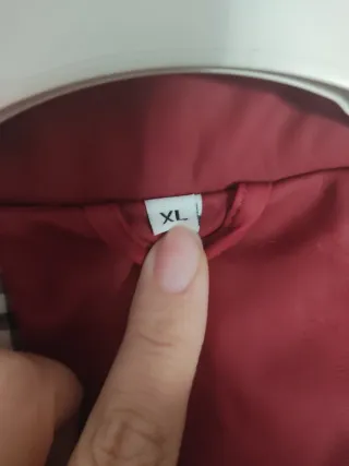 Chaqueta roja con forro de cuadros