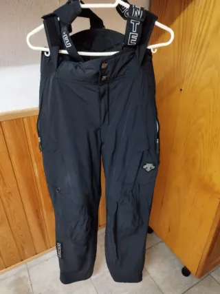 Pantalones Descente negros con tirantes