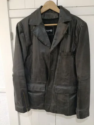 Americana cuero hombre negra.