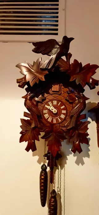 Orologio a cucù in legno intagliato