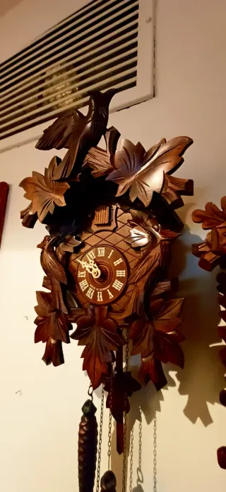 Orologio a cucù in legno intagliato