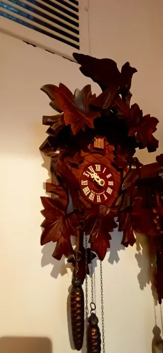 Orologio a cucù in legno intagliato