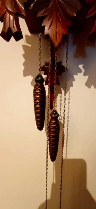 Orologio a cucù in legno intagliato