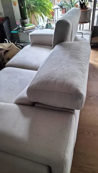 Sofá de diseño blanco roto/beige. Muy cómodo.