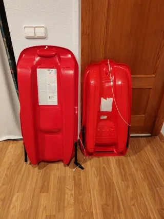 Trineos de nieve rojos