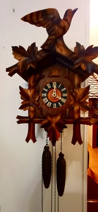 Orologio a cucù in legno intagliato