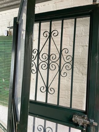Cancela de forja con contrapuertas