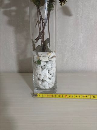 Jarrón de cristal con piedras blancas