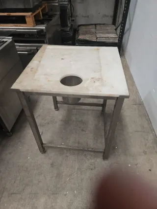 Mesa de trabajo acero inoxidable con agujero.