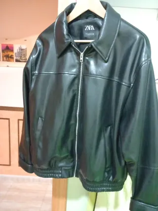 Cazadora efecto piel Zara Talla M