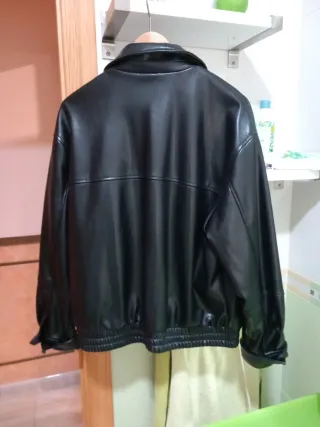 Cazadora efecto piel Zara Talla M