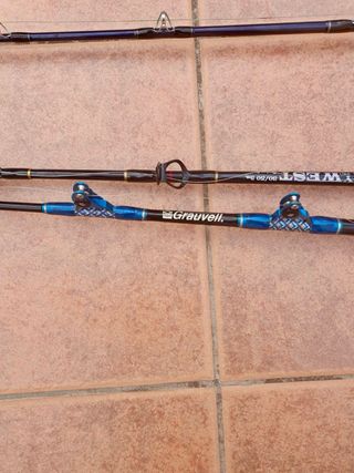 Tres cañas de pescar con su carretes eléctricos