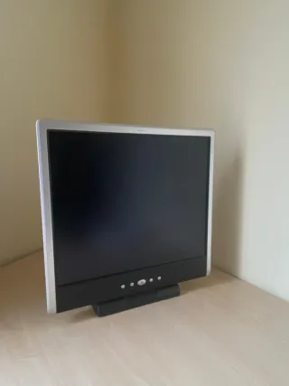 Pantalla de ordenador plata y negra.