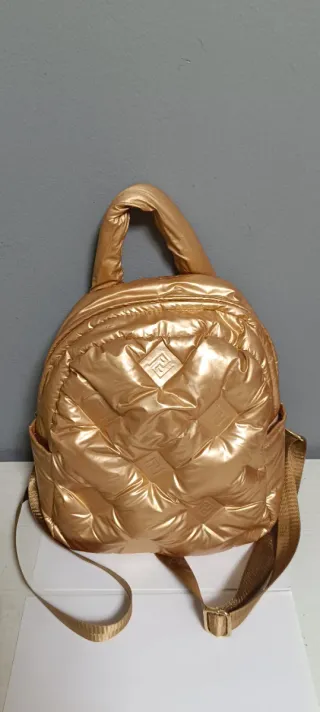 Mochila acolchada dorada