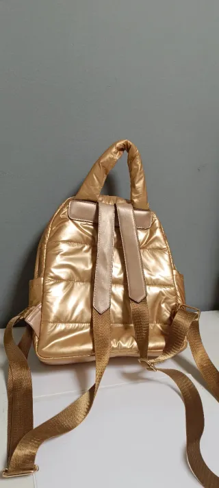 Mochila acolchada dorada