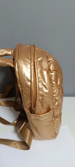 Mochila acolchada dorada