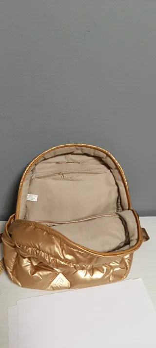 Mochila acolchada dorada